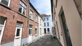 <strong>Gerenoveerde 2-slaapkamerwoning</strong> met <strong>TERRAS </strong>op een  rustige en interessante ligging in één van de vele gezellige straatjes in het <strong>centrum van Brugge</strong>, vlakbij 't Zand, concertgebouw, bushalte en met een vlotte verbinding naar bus- en treinstation.<br />+ Energielabel C!<br />+ Uitstekende mobiscore  9,3 op 10!<br /><br />Omvat een inkom, ruime living met volledig ingerichte open keuken, kelder, berging met voorziening wasmachine, terras met berging, 2 slaapkamers, badkamer met inloopdouche, afzonderlijk toilet met wastafel en toilet, ruime ingerichte zolder met onderdak <br />#leukwonen #brugge<br /><br />Beschikbaar  Onmiddellijk vrij ! 