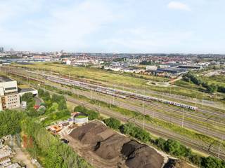 Op deze strategisch gelegen site te Oostende worden logistieke/industriële oplossingen op maat aangeboden en dit op percelen vanaf 4.000 m² tot +/- 56.000 m². Deze locatie leent zich perfect voor uiteenlopende toepassingen zoals logistiek, last-mile logistics alsook productie en opslagactiviteiten, waarbij maximale efficiëntie centraal staat.<br /><br />Naast de grotere percelen is er eveneens de mogelijkheid om in overleg met de ontwikkelaar een gebouw op maat te realiseren van +/- 4.000 m² op een terrein van ongeveer 10.000 m².<br /><br />Dankzij toekomstgerichte aanpak creëert de projectontwikkelaar hier samen met elke koper een oplossing op maat die naadloos aansluit bij de operationele noden en zowel korte als lange termijn. Of het nu gaat om een multifunctioneel bedrijfscomplex of een gespecialiseerde faciliteit, East Gate Ostend biedt de ruimte, flexibiliteit en ondersteuning om een duurzame invulling te realiseren die klaar is voor de uitdagingen van morgen.<br /><br />Gelegen aan de afrit Oudenburg op de A10/E40, beschikt de locatie over een directe toegang tot zowel de haven van Oostende als één van de belangrijkste snelwegen van Vlaanderen.<br /><br />Contacteer PANORAMA B2B voor bijkomende inlichtingen, plannen of een vrijblijvend plaatsbezoek 0476 215 115.