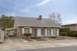 <p><strong>TE KOOP: Vrijstaande woning met 3 slaapkamers en prachtige tuin te Paal! </strong><br />Deze charmante woning gelegen op een perceel van 8a 89ca langs de Beverlosesteenweg in Beringen biedt een uitstekende combinatie van ruimte, comfort en functionaliteit. Dankzij de centrale ligging geniet u van een vlotte bereikbaarheid en bevinden winkels, scholen, openbaar vervoer en andere voorzieningen zich in de nabije omgeving.<br />De woning beschikt over drie volwaardige slaapkamers, die allemaal zijn uitgerust met ingemaakte kasten. Bovendien is de volledige woning voorzien van rolluiken, wat zorgt voor extra comfort en privacy.<br />De gezellige woonkamer met haard vormt het hart van de woning en straalt warmte en huiselijkheid uit. Vanuit de leefruimte heeft u toegang tot de ruime, volledig uitgeruste keuken met eetplaats. Hier geniet u van veel natuurlijke lichtinval en een prachtig zicht op de tuin. De woning werd steeds mooi onderhouden en is bijzonder verzorgd.<br />De badkamer werd recent gerenoveerd en is voorzien van een moderne inloopdouche.<br />Opbergruimte is hier absoluut geen probleem: de woning beschikt over een ruime berging met inbouwkasten, een kelder én een nog in te richten zolder die tal van mogelijkheden biedt.<br />Buiten vindt u een aangenaam terras en een ruime tuin met een prachtig groen uitzicht – de ideale plek om te ontspannen en te genieten van rust en privacy. Daarnaast is de woning ook voorzien van een zonneboiler van 200 liter en zonnepanelen met een vermogen van 5160 Wp.<br /><strong>Ligging: </strong><br />De woning is gelegen langs de Beverlosesteenweg in Beringen en combineert een centrale ligging met een vlotte bereikbaarheid. Dankzij de goede verbindingsmogelijkheden bereikt u zowel het stadscentrum van Beringen als omliggende gemeenten in een mum van tijd.<br />In de nabije omgeving vindt u scholen, winkels, supermarkten, horecazaken en sportfaciliteiten. Ook het openbaar vervoer is gemakkelijk toegankelijk en belangrijke invalswegen bevinden zich op korte afstand.<br />Ondanks de centrale ligging geniet u achteraan van een aangenaam en groen uitzicht.<br /><strong>Indeling: </strong><br />Kelderruimte<br />Gelijkvloers: Inkomhal, woonkamer, keuken, apart toilet, badkamer, 3 slaapkamers, ruime berging<br />Nog in te richten zolder<br /><strong>Troeven: </strong><br />- Prachtig groen uitzicht!<br />- Ruime, volledig uitgeruste keuken! <br />- Zonnepanelen + zonneboiler!<br />- Elektriciteit conform! <br />- Veel opbergruimte! <br />- Centrale ligging! <br />- Carport!<br /><strong>EPC D met certificaatnummer 20260213-0003802342-RES-1</strong><br /><strong>P-score: D</strong><br /><strong>G-score: A</strong><br /><strong>Niet gelegen in signaalgebied, niet gelegen in een afgebakende oeverzone of een afgebakend overstromingsgebied.</strong><br /><strong>Stedenbouwkundige info: woongebied – geen dagvaarding – geen voorkooprecht – bouwvergunning </strong><br /><strong>*Bron bewoonbare oppervlakte EPC</strong></p>