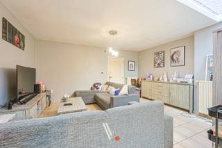 Deze <strong>instapklare</strong> rijwoning is centraal gelegen en spreekt een brede doelgroep aan. Dankzij de huidige, stabiele verhuur vormt ze een interessante en zorgeloze investering.<br />Tegelijk biedt de woning alle <strong>ruimte en mogelijkheden voor (grote) gezinnen</strong> die op zoek zijn naar een comfortabele thuis met <strong>uitbreidingspotentieel tot vijf slaapkamers</strong>.<br /><br />De woning werd gebouwd in 2003 en is uitgerust met centrale verwarming en een conforme elektrische installatie — een solide basis voor jarenlang wooncomfort.<br /><br /><strong>Indeling</strong><br /><strong>Gelijkvloers:</strong> inkomhal met gastentoilet, ruime garage met automatische poort, lichtrijke woonkamer, eetplaats, functionele keuken en praktische berging. Aansluitend bevindt zich een onderhoudsvriendelijke koer.<br /><strong>Eerste verdieping:</strong> drie volwaardige slaapkamers, waarvan één met een terrasje, en een badkamer.<br /><strong>Tweede verdieping:</strong> bereikbaar via een vaste trap en verder in te richten naar wens — ideaal als vierde en eventueel vijfde slaapkamer, hobbyruimte of bureau.<br /><strong>Derde verdieping:</strong> extra zolderruimte met bijkomende opbergmogelijkheden.<br /><br />Een veelzijdige woning met opbrengstpotentieel én ruimte om te groeien.<br />