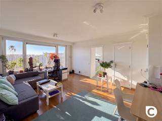 <p><span>Instapklaar 1 slaapkamer appartement met uniek dakterras!</span></p><p><span>Dit geweldige appartement is gelegen op de bovenste verdieping</span><span><sup> </sup></span><span>van een prima onderhouden gebouw met rustige, groene en centrale ligging. Winkels, parken, scholen, horeca, sportfaciliteiten, openbaar vervoer en invalswegen zijn steeds vlakbij. Bent u op zoek naar charmant, lichtrijk en instapklaar appartement met magnifiek en omvangrijk dakterras (ca. 20m²), gunstig EPC en conforme elektriciteit? Zoek niet verder, dit pareltje is ronduit de ideale starterswoning, het perfecte studentenverblijf, een dromerige pied à terre alsook een zorgeloze investering!</span></p><p><span> </span></p><p><span>De indeling is als volgt:</span></p><p><span> </span></p><p><span>Inkomhal, leefruimte & keuken:</span></p><p><span>U betreedt het appartement via de aparte inkomhal met parlofoon en grote ingemaakte vestiaire. De leefruimte straalt dankzij de prachtige natuurlijke lichtinval en het verbluffende uitzicht dat met dank aan de nieuwe raampartijen (HR 2025) extra in de verf wordt gezet. De fraaie moluren dragen bij aan het karakter van het pand, terwijl de elektrische rolluiken, de vliegenramen en de kleine berging voor extra comfort zorgen. De keuken met authentieke vloer- en wandtegels is voorzien van een keramisch kookvuur, dampkap, oven, koelkast, vriezer en dubbele lavabo. </span></p><p><span> </span></p><p><span>Slaapkamer & badkamer:</span></p><p><span>In de slaapkamer kan u rustig slapengaan of ontwaken met een panoramisch uitzicht op de achtergrond. Ook hier zijn elektrische rolluiken voorzien, een garantie op een goede nachtrust terwijl uw privacy steeds 100% gegarandeerd is. De ruime badkamer omvat een ligbad/douche combinatie, een modern wasmeubel, een toilet, aansluitingen voor wasmachine en droogkast alsook mechanische ventilatie. </span></p><p><span> </span></p><p><span>Dakterras, kelder & fietsenberging:</span></p><p><span>Het waanzinnige dakterras met oogstrelende vergezichten is uiteraard de absolute kers op de taart. Met een oppervlakte van maar liefst 20m² is er plek genoeg voor een grote terrastafel in combinatie met een hippe lounge. Daar het terras extra breed is, leent het zich perfect om gezellig te tafelen met familie en vrienden, te aperitieven na een drukke werkdag, te zonnebaden, te tuinieren op hoogte en zo veel meer. Een privatieve kelder is inbegrepen. Bovendien beschikt het gebouw over een gemeenschappelijke fietsenberging.</span></p><p><span> </span></p><p><span>Extra troeven:</span></p><p><span>- Mobiscore 9,4/10 </span></p><p><span>- Gunstig EPC B </span></p><p><span>- HR ramen 2025 + rolluiken </span></p><p><span>- Recente dak- en gevelisolatie </span></p><p><span>- Elektriciteit conform</span></p><p><span>- Asbestveilig</span></p><p><span>- Vernieuwd terras</span></p><p><span>- Gemeenschappelijke fietsenberging </span></p><p><span> </span></p>