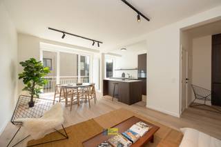 Op zoek naar een stijlvol gerenoveerd appartement met terras op toplocatie? Welkom bij HARMONIE!Op de 4e verdieping van een gebouw met lift vind je...