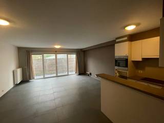 Op zoek naar een comfortabel en instapklaar appartement vlak bij zee? Dit charmante 1-slaapkamerappartement bevindt zich op een steenworp van de jachthaven en het bruisende stadscentrum van Blankenberge.<br /><br />Indeling:<br />- Ruime en lichtrijke leefruimte met open, volledig ingerichte keuken (inclusief vaatwasmachine en alle nodige huishoudtoestellen)<br />- Moderne badkamer met lavabomeubel en douche<br />- Apart toilet<br />- Handige berging voor extra opslagruimte<br />- 1 comfortabele slaapkamer<br />- Ruime koer<br />- 50 euro provisie maandelijkse lasten<br /><br />Wenst u een bezoek voor een bezichtiging? Graag uw aanvraag digitaal door te sturen, er worden geen telefonische afspraken gemaakt.