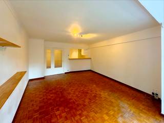 Vraag uw bezoek aan via immodavinci.be<br /><br />Ligging<br />Dit appartement bevindt zich in de residentie Tenerife gelegen aan de Coupure Rechts waar bereikbaarheid, wonen aan het water en een groene omgeving hand in hand gaan. Door deze topligging bent u slechts op 5 minuten verwijderd van het historisch centrum van Gent. In de directe omgeving zijn tal van uitvalswegen aanwezig. Alsook openbaar vervoer, winkels, parken en supermarkten bevinden zich op wandelafstand (Mobiscore 9,4/10).<br /><br />Indeling <br />Binnenkomen doet u in de inkomhal. De inkomhal leidt u naar de leefruimte met half open keuken. De keuken is volledig uitgerust met alle nodige toestellen (ijskast, diepvriesvakje, kookplaat, dampkap, oven. Vanuit de leefruimte hebt u zicht op het water.<br /><br />Verdere beschikt het appartement over twee slaapkamers. Een grote slaapkamer met toegang tot een ruim terras en 1 kleine slaapkamer, ideaal als bureau. De badkamer is voorzien van een lavabo, wc en bad met douchemogelijkheid. Verder is er een ondergrondse berging.<br /><br />Er is een mogelijkheid tot aansluiting van een wasmachine of een vaatwas.<br /><br />-Appartement wordt onbemeubeld verhuurd<br />-Termijn: 9j contract<br />-Beschikbaar : onmiddellik<br />-DOMICILIE VERPLICHT<br />-Huurprijs: €950+ €90 provisie gemeenschappelijke kosten + 100 euro provisie voor verwarming en warm water<br />-Electriciteit zelf af te sluitenVraag uw bezoek aan via immodavinci.be<br /><br />Ligging<br />Dit appartement bevindt zich in de residentie Tenerife gelegen aan de Coupure Rechts waar bereikbaarheid, wonen aan het water en een groene omgeving hand in hand gaan. Door deze topligging bent u slechts op 5 minuten verwijderd van het historisch centrum van Gent. In de directe omgeving zijn tal van uitvalswegen aanwezig. Alsook openbaar vervoer, winkels, parken en supermarkten bevinden zich op wandelafstand (Mobiscore 9,4/10).<br /><br />Indeling <br />Binnenkomen doet u in de inkomhal. De inkomhal leidt u naar de leefruimte met half open keuken. De keuken is volledig uitgerust met alle nodige toestellen (ijskast, diepvriesvakje, kookplaat, dampkap, oven. Vanuit de leefruimte hebt u zicht op het water.<br /><br />Verdere beschikt het appartement over twee slaapkamers. Een grote slaapkamer met toegang tot een ruim terras en 1 kleine slaapkamer, ideaal als bureau. De badkamer is voorzien van een lavabo, wc en bad met douchemogelijkheid. Verder is er een ondergrondse berging.<br /><br />Er is een mogelijkheid tot aansluiting van een wasmachine of een vaatwas.<br /><br />-Appartement wordt onbemeubeld verhuurd<br />-Termijn: 9j contract<br />-Beschikbaar : onmiddellik<br />-DOMICILIE VERPLICHT<br />-Huurprijs: €950+ €90 provisie gemeenschappelijke kosten + 100 euro provisie voor verwarming en warm water<br />-Electriciteit zelf af te sluiten