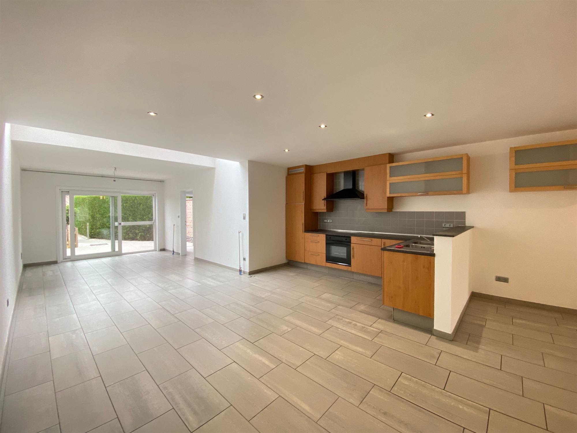 Rijwoning met garage en volwaardige 3 slaapkamers  - foto 5