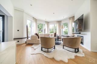 <p>At the <strong>very entrance of the Bois de la Cambre</strong>, in one of Brussels’ most sought-after areas, this unique property combines the <strong>comfort of a house</strong> with the elegance of a <strong>high-end renovated apartment</strong>.</p>
<p>With ±300 m² (according to EPC) and ±191 m² of living space (measured), this rare ground-floor property enjoys a <strong>privileged location</strong>:<br />Enjoy daily access to Brussels’ green heart for walks, sports or relaxation, while staying close to shops, top restaurants, international schools, and major transport links.</p>
<hr />
<h3>🏡 <strong>Layout includes:</strong></h3>
<p>– <strong>Private entrance</strong>, creating a true house feel<br />– Spacious, sun-drenched living room opening onto a <strong>large SOUTH-facing terrace</strong> (±50 m²) and landscaped garden<br />– <strong>Custom open kitchen</strong>, fully equipped<br />– <strong>3 bedrooms</strong>, <strong>2 with en-suite bathrooms</strong><br />– Additional bathroom<br />– <strong>Home office</strong> or guest room<br />– Laundry & storage spaces<br />– <strong>Double garage with direct access</strong> to the apartment<br />– <strong>Heat pump</strong> for autonomous, energy-efficient heating<br />– Fully renovated: triple glazing, updated technical systems, enhanced insulation</p>
<hr />
<p>A rare opportunity offering <strong>calm, luxury, and greenery</strong>, perfect for those seeking <strong>prestige living in a prime Brussels location</strong>.</p>
<p>📞 Contact us for more information or a private visit.</p>