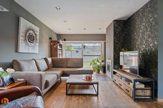 Op een uitstekende locatie te Heist-op-den-Berg, bevindt zich deze woonst/bureel met achterliggend zeer ruim magazijn van 1600 m² . U geniet hier van een uitstekende bereikbaarheid dankzij de centrale ligging vlakbij belangrijke invalswegen.<br /><br />We betreden de woning via de inkomhal. De lichtrijke leefruimte kunt u inrichten met een gezellige zithoek en aparte eetplaats. De keuken is mooi geïntegreerd in het geheel en voorzien van de voornaamste toestellen. Verder beschikt de woning op het gelijkvloers nog over een badkamer, uitgerust met lavabo, douchebad en apart toilet. Op de eerste verdieping beschikt u over 4 slaapkamers, apart toilet en een doucheruimte. Verder is er ook een ruime kelder en praktische garage aanwezig. Achteraan de woning beschikt u over een aangelegd terras met tuin, waar u steeds in alle rust en privacy kan genieten van het mooie weer.<br /><br />Het magazijn beschikt over een totale oppervlakte van 1600 m². Dit magazijn is ingedeeld in 2 delen die met elkaar verbonden zijn enerzijds 1250m² en anderzijds 350m² . Er is verder een zeer ruime parking voorzien van 1568 m². <br /><br />Dit is een uitstekende opportuniteit als u op zoek bent naar woonst met ruim magazijn en veel mogelijkheden op een uitstekende locatie nabij het centrum van Heist-op-den-Berg. Contacteer ons op 0473/38.29.40 voor meer informatie of neem een kijkje op www.boonstravastgoed.be. <br /><br />Bijzonderheden:<br />- Uitstekende ligging<br />- Oppervlakte magazijn 1600 m² en ruime parking van 1568 m²<br />- Diverse mogelijkheden