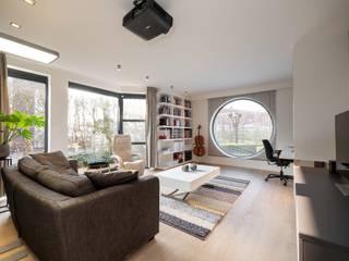 Cette spacieuse maison familiale avec 4 chambres, 2 salles de bains, poolhouse et piscine est située dans une rue calme à environ 2,5 kilomètres du marché de Geel sur un terrain de 1 091 m². La maison comprend au rez-de-chaussée un hall d'entrée avec toilettes invités et vestiaire, bureau, salon, salle à manger, cuisine, cellier, cave et un garage. À l'étage, une chambre principale avec dressing et salle de bains, une chambre avec salle de bains attenante, 2 chambres, un grand palier, des toilettes sur le palier. De plus, un grenier spacieux d'environ 40 m². A l'extérieur, un jardin magnifiquement aménagé avec piscine et un poolhouse d'environ 105 m² avec garage intégré.<br /><br />Disposition :<br />Rez-de-chaussée :<br />Vous entrez dans la maison par un hall d'entrée central avec des toilettes invités et un vestiaire. De là, vous avez accès d'une part à un bureau au rez-de-chaussée et d'autre part à l'espace de vie. Le bureau est complètement séparé des espaces de vie privés, ce qui le rend également idéal pour l'exercice d'une profession libérale. L'espace de vie est divisé en un coin salon confortable avec cheminée et une salle à manger lumineuse à l'arrière de la maison. Au centre se trouve également un bureau aménagé. Adjacente à la salle à manger, vous trouverez une cuisine équipée avec coin petit déjeuner baigné de soleil. La cuisine est équipée de tout le confort moderne et dispose d'un micro-ondes, d'un four à air chaud, d'un réfrigérateur, de plaques de cuisson, d'une hotte et d'un lave-vaisselle. De chaque côté de la cuisine, vous bénéficiez d'un espace de stockage pratique sous la forme d'une cave d'environ 10m² et d'une buanderie/chaufferie équipée. De plus, un garage spacieux avec porte automatique. Celui-ci est en connexion avec le hall d'entrée et la buanderie.<br /><br />Étage :<br />Par un escalier central, vous accédez à l'étage. Ici, vous arrivez sur un grand palier avec des toilettes séparées. À votre droite, vous trouverez les deux premières chambres. À votre gauche, un palier donnant sur une troisième chambre sur parquet avec salle de bains attenante, équipée d'une douche à l'italienne et d'un double lavabo. Cette salle de bains est également accessible depuis le palier et peut être fermée à la chambre. À l'arrière du palier, vous trouverez à l'avant de la maison une grande chambre principale sur parquet. Cette chambre est adjacente à un dressing aménagé, des toilettes séparées et une belle salle de bains avec douche, baignoire indépendante et 2 lavabos.<br /><br />Grenier :<br />Au deuxième étage, vous trouverez une grande pièce mansardée d'environ 45 m² divisée en 2 pièces. La première était autrefois utilisée comme salle de jeux, la partie arrière sert de débarras. Vous trouverez également des installations sanitaires (eau chaude et froide avec évier).<br /><br />Aménagement du jardin :<br />Adjacent au salon et à la salle à manger, vous trouverez une terrasse ensoleillée et une terrasse couverte accessible de l'intérieur par 2 baies vitrées. Le jardin est également magnifiquement aménagé avec pelouse et parterres de verdure. À l'arrière, vous trouverez une piscine chauffée avec volet roulant automatique et un spacieux poolhouse avec terrasses attenantes. Le poolhouse dispose d'un grand espace de vie, de sanitaires (douche et toilettes), d'une kitchenette et d'un garage intégré avec porte automatique. De plus, un espace cave pratique pour tous vos outils de jardin.<br /><br />Caractéristiques exceptionnelles :<br />* Emplacement calme et verdoyant avec vue dégagée à proximité du centre de Geel<br />* Bon score énergétique de 199 kWh<br />* Surface habitable généreuse de 471 m²