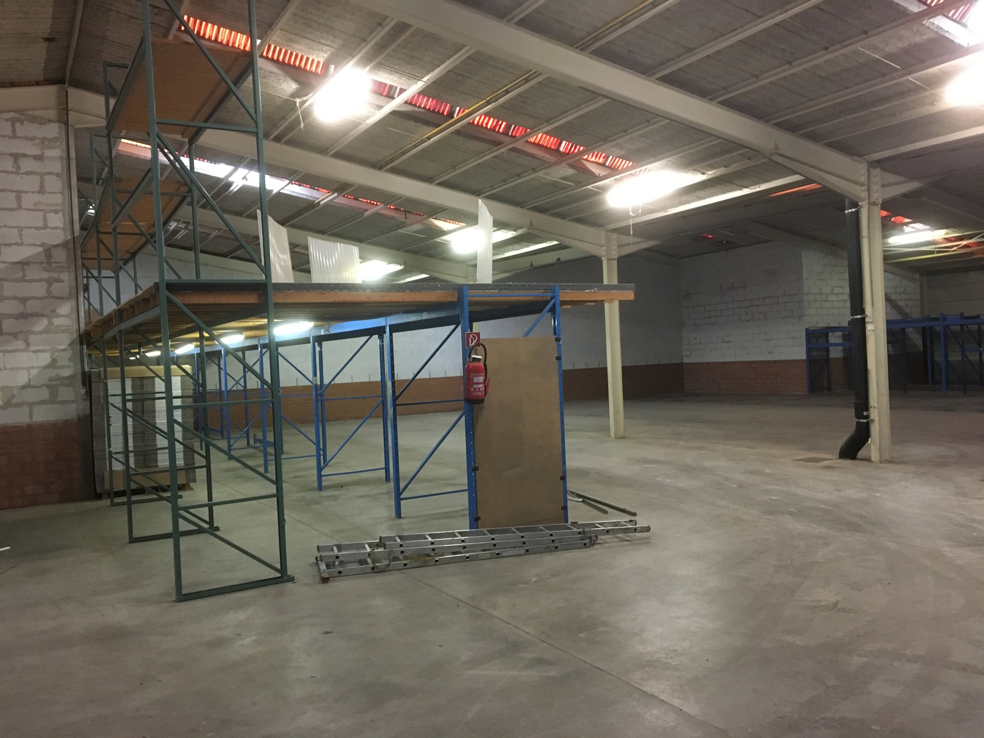 Goed gelegen opslagplaats van +/- 800m² te Kontich - foto 2