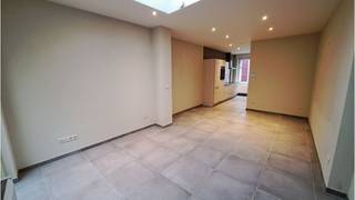 <strong>Gerenoveerde 2-slaapkamerwoning</strong> met <strong>TERRAS </strong>op een  rustige en interessante ligging in één van de vele gezellige straatjes in het <strong>centrum van Brugge</strong>, vlakbij 't Zand, concertgebouw, bushalte en met een vlotte verbinding naar bus- en treinstation.<br />+ Energielabel C!<br />+ Uitstekende mobiscore  9,3 op 10!<br /><br />Omvat een inkom, ruime living met volledig ingerichte open keuken, kelder, berging met voorziening wasmachine, terras met berging, 2 slaapkamers, badkamer met inloopdouche, afzonderlijk toilet met wastafel en toilet, ruime ingerichte zolder met onderdak <br />#leukwonen #brugge<br /><br />Beschikbaar  Onmiddellijk vrij ! 