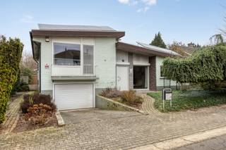 Deze charmante bungalow met 3 slaapkamers en een inpandige garage voor 2 wagens bevindt zich in de meest gegeerde residentiële buurt...