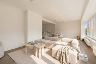 Dit prachtig gerenoveerde appartement is ideaal gelegen op de Prinsenlaan, in het centrum van Oostende. Via de inkomhal met plaats voor een vestiaire kom je in de ruime en lichtrijke leefruimte met grote raampartijen en een mooi open zicht op het groen en de tennisvelden. De volledig geïnstalleerde keuken is afgewerkt met kwalitatieve materialen en sluit aan op het ruime stadsterras. Verder beschikt het appartement over twee volwaardige slaapkamers, een moderne badkamer met inloopdouche en aansluitingen voor een wasmachine en droogkast, een ruime berging die ook als dressing kan dienen en een aparte technische ruimte met extra opbergmogelijkheden. Daarnaast is er een gemeenschappelijke fietsenberging en de mogelijkheid om een garage en staanplaats bij te huren voor € 130 per maand. Ook is er een mogelijkheid om de meubels over te nemen. Ben je op zoek naar een instapklaar appartement op een toplocatie in Oostende? Contacteer makelaar Stéphanie via 0472 77 86 60 of stephanie@keyimmo.be voor meer informatie of een bezoek.