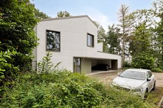 In de groene en rustige Residentiewijk bevindt zich deze ruime halfopen villa met vier slaapkamers – een ideale woonomgeving waar natuur,...