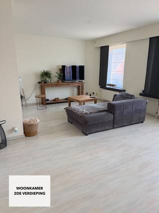 Dit instapklaar duplex-appartement is gelegen op de tweede & derde verdieping van een kleinschalig residentieel gebouw (3 appartementen) in het centrum van Lier met in de directe nabijheid openbaar vervoer, winkels, scholen & de Grote Markt.<br /><br /><u>Indeling gelijkvloers:</u> overdekte parkeerplaats & gemeenschappelijke fietsenstalling<br /><br /><u>Indeling tweede:</u> inkomhal, afzonderlijk gastentoilet, woon- en eetkamer, keuken & terras (ZW-oriëntatie)<br /><br /><u>Indeling derde verdieping:</u> nachthal, 2 slaapkamers, berging (aansluiting voor wasmachine & droogkast) & badkamer (enkele lavabo & ligbad)<br /><br /><strong>BIJZONDERHEDEN:</strong><br /><br />- Zeer centraal gelegen in het centrum van Lier<br />- Ruim appartement met rustig terras<br />- Overdekte parkeerplaats<br />- Kleerkasten & bedden in beide slaapkamers blijven staan<br />- Geen gemeenschappelijke kosten<br /><br /><strong>Huurprijs INCLUSIEF parkeerplaats. Beschikbaar vanaf 1 november.</strong><br /><br />Voor meer info of een bezoek: info@immobilli.be of +32 473 37 28 40.
