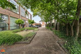 Dit charmante en karaktervolle duplex-kantoor, gelegen in het voormalige ‘Don Bosco’-schoolgebouw in Willebroek, ademt sfeer en geschiedenis. Het gebouw werd in 2013 volledig gerenoveerd, waarbij tal van authentieke elementen zorgvuldig bewaard zijn gebleven. Het pand beschikt over een vergunning voor omvorming naar appartement, wat het een veelzijdige investering maakt. De vroegere speelplaats werd smaakvol heraangelegd tot een groene, gemeenschappelijke tuin met een rustgevende vijver – een oase van kalmte midden in het hart van het gebouw.<br /><br />Dit gebouw is gelegen in een rustige, maar levendige buurt, met vlotte verbinding naar belangrijke invalswegen zoals de A12. Openbaar vervoer bevindt zich op wandelafstand, wat zorgt voor een uitstekende bereikbaarheid. De omgeving biedt een brede waaier aan voorzieningen: van kinderopvang en scholen tot winkels, supermarkten, sport- en recreatiefaciliteiten. Alles binnen handbereik voor een comfortabel en praktisch dagelijks leven.<br /><br />De kantoor-ruimte (100 m²) geniet van royale raampartijen die overvloedig natuurlijk licht binnenlaten en een aangenaam zicht bieden op het rustige binnengebied. De open indeling met mezzanine biedt de vrijheid om de ruimte volledig naar eigen wens en stijl in te richten. De huidige kantoorruimte is reeds uitgerust met basisvoorzieningen zoals elektriciteit, sanitair en verwarming, wat een vlotte en kostenbesparende omvorming tot woonruimte mogelijk maakt. Hoewel er momenteel nog geen badkamer aanwezig is, biedt dit de kans om deze volledig naar eigen smaak te integreren. Een keuken is reeds voorzien. Een bijkomende troef is de private parkeerplaats, die inbegrepen is in de verkoopprijs – een extra comfort in deze centrale ligging. Deze niet-residentiële eenheid beschikt over een EPC label C.Het gebouw geniet verder van een gemeenschappelijk alarm-systeem.<br /><br />Dit is een uitstekende opportuniteit als u op zoek bent naar een bedrijfsvastgoed op een rustige locatie te Willebroek. Contacteer ons voor meer informatie op 0479/47.09.61 of neem een kijkje op www.boonstravastgoed.be.<br /><br />Bijzonderheden:<br />- Duplex-kantoor<br />- Uitstekende locatie<br />- Verschillende mogelijkheden