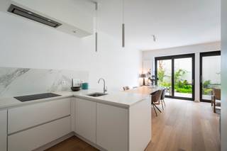 Dit instapklaar en licht appartement van ca 76 m² is gelegen op het gelijkvloers van een kleinschalige residentie en strekt zich uit over de...