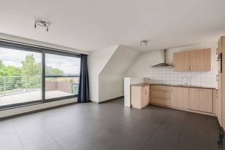 Huurprijs: 750 EUR per maand+ 50 EUR per maand voor autostaanplaats onder carpoort+ 50 EUR per maand gemeenschappelijke kostenKosten...