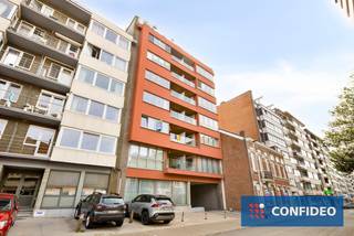 <p>Op zoek naar een verzorgd appartement op een gunstige locatie? Dit recent vernieuwde appartement met twee slaapkamers, gelegen aan de stadsrand van Tongeren, combineert comfortabel wonen met een uitstekende bereikbaarheid.<br /><br />Het appartement werd de voorbije jaren smaakvol vernieuwd en verkeert in een instapklare staat. Dankzij de praktische indeling geniet u van een lichtrijke leefruimte, een functionele keuken, twee volwaardige slaapkamers en een verzorgde badkamer. Bovendien beschikt het appartement over een privatieve autostandplaats en een ruime kelderberging, wat zorgt voor extra comfort en opbergruimte.<br /><br />De ligging aan de stadsrand biedt het beste van twee werelden: u woont rustig, terwijl winkels, scholen, openbaar vervoer en het stadscentrum van Tongeren zich op korte afstand bevinden. Ook de omliggende gemeenten zijn vlot bereikbaar.<br /><br />Dit appartement is niet alleen een ideale woonst voor wie op zoek is naar een instapklaar eigendom, maar vormt eveneens een interessante investeringsopportuniteit. Het pand wordt momenteel verhuurd, waardoor u als investeerder meteen kunt genieten van een lopend<br /><br />Bent u op zoek naar een gemoderniseerd appartement met een aantrekkelijke ligging én investeringspotentieel? Neem dan gerust contact met ons op voor meer informatie of een bezoek ter plaatse.<br /><br /> </p>