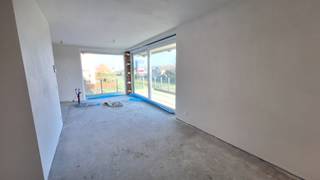 <strong>Appartement 1.01 – Modern wonen met ruim terras in Klaverstuk 24</strong><br /><br />Ontdek <strong>appartement 1.01,</strong> een stijlvol appartement op de eerste verdieping van het gloednieuwe <strong>Klaverstuk 24</strong> in Zedelgem.<br />Met een praktische indeling, hoogwaardige afwerking en een ruim terras is dit appartement ideaal voor wie compact, comfortabel en energiezuinig wil wonen.
<h4><strong>Kenmerken van appartement 1.01</strong></h4>
* Bewoonbare oppervlakte: 69 m²<br />* Inkomhal met apart gastentoilet.<br />* 1 ruime slaapkamer, perfect voor singles of koppels.<br />* Moderne badkamer met meubel en inloopdouche.<br />* Lichtrijke leefruimte dankzij grote raampartijen, verbonden met een open, volledig uitgeruste keuken.<br />* Praktische wasplaats voor extra opbergruimte.<br />* Ruim terras van 20 m², ideaal om buiten te ontspannen en genieten van het uitzicht.<br />* Inclusief ondergrondse parkeerplaats en fietsenberging.
<h4><strong>Hoogwaardige afwerking en energiezuinig</strong></h4>
Dit instapklare appartement is voorzien van:

<ul>
	<li>* Vloerverwarming voor aangenaam wooncomfort.</li>
	<li>* Warmtepomp en zonnepanelen voor energiezuinige en milieuvriendelijke oplossingen.</li>
	<li>* Een uitzonderlijk laag E-peil van 30, wat recht geeft op vrijstelling van de onroerende voorheffing.</li>
</ul>

<h4><strong>Wonen in het hart van Zedelgem</strong></h4>
Gelegen in een rustige en groene omgeving biedt Klaverstuk 24 een perfecte mix van rust en bereikbaarheid. Het centrum van Zedelgem, openbaar vervoer en verbindingswegen naar Brugge en andere steden zijn binnen handbereik.<br /><br />Dit appartement is dé ideale keuze voor wie modern comfort zoekt in een kleinschalig en duurzaam project.<br /><strong>Contacteer ons vandaag voor meer informatie of een bezoek.</strong><br /><br />Uw nieuwe thuis wacht op u!<br /><br />051 21 11 11 of matias@imfiro.be