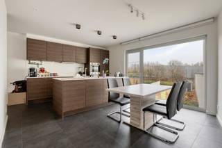 <p>Te koop: volledig instapklare gesloten woning in de Lakenmakersstraat, op de stadsrand van Mechelen, nabij scholen, openbaar vervoer en invalswegen.<br /><br />Deze recente woning met EPC-label B biedt een comfortabele indeling en een zeer groot dakterras waar u volop kunt genieten van buitenruimte. Bovendien beschikt u over een overdekte parkeerplaats, wat een grote troef is in deze centrale ligging.<br />De woning combineert moderne afwerking met een praktische indeling, ideaal voor wie zonder verbouwingen wil intrekken.</p>

<p> </p>

<p>Belangrijkste ruimtes:<br />• Inkomhal<br />• Woonkamer met veel lichtinval<br />• Moderne keuken met dubbele spoelbak, inductiekookplaat, vaatwasser, koelkast, microgolfoven, dampkap en ontbijthoek<br />• Berging met verwarmingsketel<br />• Tweede berging met spoelbak, aansluiting wasmachine en waterverzachter<br />• Twee toiletten<br />• Badkamer met inloopdouche en dubbele wastafel in meubel<br />• 3 slaapkamers<br />• Groot dakterras<br />• Overdekte staanplaats</p>

<p> </p>

<p>Troeven:<br />• Volledig instapklare recente woning met EPC B<br />• Zeer groot dakterras<br />• Overdekte parkeerplaats</p>

<p> </p>

<p>Neem vandaag nog contact op met uw ERA-makelaar voor een bezoek.<br />JOUW DROOMHUIS. ZO GEVONDEN!</p>