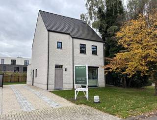 In een rustige, doodlopende straat in een geliefde woonwijk ontdek je deze stijlvolle A+ villa, waar landelijke elegantie en hedendaags comfort perfect samensmelten. De ligging is ideaal: op wandelafstand van het centrum, winkels, scholen en openbaar vervoer.<br /><br />Het perceel van ca. 540 m² biedt een ruime, zonnige tuin dankzij de beperkte voortuin en de optimale oriëntatie. Binnen geniet je van een doordachte indeling en een lichte, open leefruimte waar elke zone naadloos in elkaar overloopt.<br /><br />De leefkeuken vormt het hart van de woning — een gezellige plek met aperitiefhoek en grote schuifraam die rechtstreeks toegang geeft tot het zonovergoten terras en de tuin. De living sluit hier harmonieus op aan, net als de praktische berging.<br /><br />Op de verdieping vind je vier volwaardige slaapkamers en een stijlvolle badkamer met ligbad en inloopdouche, perfect geschikt voor gezinnen die ruimte en comfort belangrijk vinden.<br /><br />Deze villa is uitgerust met de nieuwste energiezuinige technologieën, waaronder:<br /><br />Warmtepomp<br /><br />Vloerverwarming<br /><br />Zonnepanelen<br /><br />Ventilatiesysteem D+<br /><br />Met een A+ label wekt deze woning meer energie op dan ze verbruikt — duurzaam, comfortabel en klaar voor de toekomst.<br /><br />✨ Een instapklare, energiepositieve villa op een rustige en gegeerde locatie — ideaal voor wie houdt van ruimte, licht en tijdloze kwaliteit.
