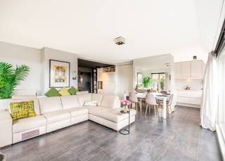 In het hartje van Koksijde Bad vinden we de recente (bouwjaar 2014) residentie Amatus die deel uitmaakt van het standingvolle project Coxy 3000. Dit gebouw geniet van een centrale en gunstige ligging. Het strand is op wandelafstand en we bevinden ons vlakbij het commercieel centrum en het openbaar vervoer.<br /><br />Deze ruime penthouse van 82 m² bevindt zich op de vierde verdieping en is als volgt ingedeeld: een inkomhal met schuifdeur, een afzonderlijk toilet en een ingemaakte bergkast. De lichtrijke leefruimte sluit aan op een halfopen, volledig uitgeruste keuken met kwalitatieve toestellen. Vanuit de leefruimte geniet u van toegang tot een eerste zonnig terras met open zicht en een tweede, compact terras. Verder beschikt het appartement over twee volwaardige slaapkamers. De eerste slaapkamer geeft uit op een derde zonnig terras met prachtig uitzicht. De tweede slaapkamer biedt rechtstreeks toegang tot de badkamer, uitgerust met een douche, ligbad en lavabo in meubel.<br /><br />Het pand heeft nog volgende troeven:<br />- Elektriciteit CONFORM de normen tot het jaar 2038.<br />- Energiezuinig pand: EPC LABEL B.<br />- Ruime kelder aanwezig die voorzien is van elektriciteit en een lichtpunt: de ideale plaats voor uw (elektrische) fiets, diepvriezer,...<br />- Drie terrassen<br /><br />Op zoek naar een vaste woonst aan zee met zonnig terras? Of bent u op zoek naar een ruim en kwalitatief tweede verblijf? Zoek dan niet verder, dit appartement kan het uwe zijn! 