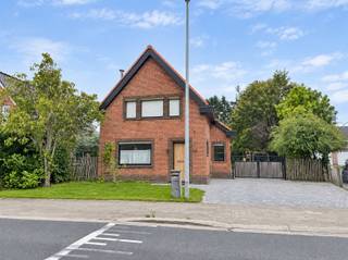SPACIEUSE MAISON FAMILIALE AVEC 4 CHAMBRES ET JARDIN À SINAAI-WAASCette maison familiale récemment rénovée à Sinaai-Waas offre un grand confort de vie et dispose de quatre chambres, dont une au rez-de-chaussée, d'un agréable jardin et de plusieurs espaces de vie pratiques.La maison dispose d'un salon chaleureux avec un poêle à bois, idéal pour passer des soirées agréables. La cuisine séparée a également été rénovée récemment et est entièrement équipée. Grâce à sa grande fenêtre, vous y bénéficiez en outre d'une lumière naturelle abondante et d'une vue agréable sur la verdure environnante.Adjacente à la cuisine se trouve la spacieuse véranda, qui offre un espace de vie supplémentaire et une belle ouverture sur le jardin. La véranda est équipée d’un foyer à gaz et constitue un endroit agréable où se détendre tout au long de l’année.À l’étage se trouvent 3 chambres, ce qui rend cette maison particulièrement adaptée à une famille ou à ceux qui souhaitent disposer d’un espace supplémentaire pour le travail, les loisirs ou le rangement.À l’extérieur, vous profiterez d’un grand jardin verdoyant avec des équipements de jeux, notamment une balançoire et un toboggan. Un espace extérieur agréable où les enfants peuvent jouer et où il fait bon se détendre.Cette maison allie espace, confort et emplacement calme à Sinaai-Waas, et constitue un foyer agréable pour ceux qui recherchent une maison familiale spacieuse avec jardin.