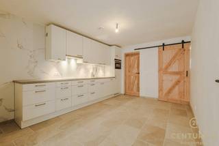 Wonen in het hart van Oud-Turnhout, gelijkvloers, compact, met een tuinterras én gloednieuw?Deze verstopte parel is precies wat u zoekt!De inkomhal...