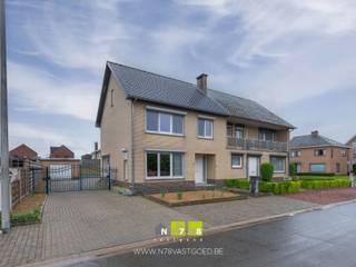 HALFVRIJSTAANDE WONING OP EEN PERCEEL VAN 4A88CA TE MEESWIJK.TROEVEN- Rustige ligging.- Ruime woning.- 3 Slaapkamers.- Praktisch...