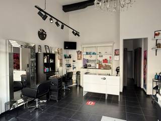 Op een goed bereikbare locatie in het levendige Antwerpen-Noord komt dit handelsgelijkvloers met kelder vrij. De gelijkvloerse ruimte beslaat ongeveer 65m² en beschikt over een brede vitrine die zorgt voor veel zichtbaarheid en natuurlijke lichtinval. De indeling biedt een ontvangstruimte, meerdere afzonderlijke ruimtes die flexibel in te richten zijn, een kitchenette, een toilet en toegang tot een ruime kelderverdieping die ideaal is als stockage of archief. Dankzij de centrale ligging tussen Park Spoor Noord, de Italiëlei en het Eilandje is er een constante passage en een gevarieerd publiek. Het pand is vlot bereikbaar met de wagen, fiets en het openbaar vervoer. Geschikt voor diverse handelsactiviteiten of vrije beroepen. Onmiddellijk beschikbaar. Interesse? Neem contact op voor meer informatie of een bezichtiging.