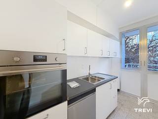 <p><strong>ELSENE – Ideaal gelegen aan de prestigieuze en zeer gewilde Franz Merjaylaan, op een steenworp van het Brugmannplein, de Kasteleinswijk, winkels en openbaar vervoer, schitterend 1-slaapkamerappartement van ±74m² bewoonbare oppervlakte gelegen op de 1e verdieping. Het appartement bestaat uit een inkomhal met vestiaire en apart toilet, een ruime en lichte woonkamer van ±28,5m², een aparte ingerichte keuken (oven, vaatwasser) met toegang tot een eerste balkon van ±2,5m², een mooie grote slaapkamer van ±16,5m² met een eigen balkon van ±3m², en een badkamer (bad, wastafel). Kelder inbegrepen. Provisie voor lasten van € 50/maand (koud water, gemeenschappelijke delen). EPC G! Onmiddellijk beschikbaar. Afmetingen worden ter indicatie gegeven. </strong><strong>Elektrische verwarming.</strong></p>
<p><strong></strong></p>
<p><u>Op de 1<sup>e</sup> verdieping:</u></p>
<ul>
<li>Inkomhal met vestiaire en apart toilet</li>
<li>Woonkamer van ±28,5m² (3,98 x 7,1)</li>
<li>Aparte ingerichte keuken (oven, vaatwasser) met toegang tot een balkon van ±2,5m²</li>
<li>Slaapkamer van ±16,5m² (5,39 x 3,09) met toegang tot een balkon van ±3m²</li>
<li>Badkamer (bad, wastafel)</li>
<li>Kelder</li>
</ul>