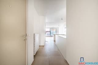 Residentie Monico is gelegen in het commerciële centrum van Koksijde-Bad. Dankzij de uiterst centrale ligging zijn alle winkels maar ook de Zeedijk onmiddellijk bereikbaar.<br /><br />De residentie werd opgebouwd met traditionele en duurzame materialen en heeft een tijdloze, moderne architectuur. Het appartement is afgewerkt met kwaliteitsvolle materialen en er werd ook extra aandacht besteed aan de veiligheid van de bewoners.<br /><br />Het zeer ruime appartement (161 m2) bestaat uit: inkomhall, ruime woonkamer met toegang tot het terras met lateraal zeezicht, open en volledig ingerichte keuken, heel ruime slaapkamer met terras, tweede slaapkamer, badkamer met dubbele ingebouwde wastafel, inloopdouche, ligbad en toilet, vestiaire en afzonderlijk toilet. Via de trap in de woonkamer bereiken we de nachthall, hier zijn er nog 2 slaapkamers met terrassen, een badkamer met inloopdouche en dubbele wastafel, afzonderlijk toilet en een berging. De inbouwkasten afgebeeld op het grondplan zijn inbegrepen in de verkoopprijs.<br /><u><strong>Totale oppervlakte terrassen = 76,75 m2.</strong></u><br /><br />Privatieve berging inbegrepen in de verkoopprijs.<br /><br />Verkoop onder BTW-stelsel.<br /><br />Het appartement is uitermate geschikt voor vaste bewoning of als tweede verblijf.<br /><br />Neem vandaag contact op voor een vrijblijvende bezichtiging.