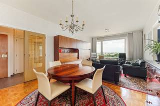<p><span>Un appartement en hauteur, avec la ville à vos pieds </span></p><p><span> </span></p><p><span>Vous recherchez un appartement spacieux, lumineux et offrant une vue dont vous ne vous lasserez pas de sitôt ? Vous êtes au bon endroit. La Kruishofstraat bénéficie d’un emplacement stratégique à Anvers, à proximité du parc Den Brandt, du parc Middelheim et des principales voies d’accès. Commerces, écoles, transports en commun et la gare d’Anvers-Sud se trouvent à proximité, ce qui vous permet de vivre au calme tout en ayant la ville à portée de main. </span></p><p><span> </span></p><ul><li><span>Deux chambres à coucher spacieuses </span></li><li><span>Un espace de vie spacieux et lumineux </span></li><li><span>Cuisine séparée et moderne </span></li><li><span>Terrasse avec vue panoramique </span></li><li><span>Place de parking  </span></li><li><span>11e étage</span></li></ul><p><span>L'espace de vie est baigné de lumière grâce à ses grandes baies vitrées, qui mettent pleinement en valeur la vue. Vous y profiterez chaque jour d'une sensation d'espace, avec suffisamment de place pour un coin salon convivial et une grande table à manger. La cuisine indépendante est aménagée dans un style moderne et offre de nombreux plans de travail et espaces de rangement. </span></p><p><span> </span></p><p><span>L'appartement dispose également de deux chambres à part entière, idéales pour servir de chambre d'enfant, de bureau ou d'atelier de loisirs. </span></p><p><span> </span></p><p><span>La salle de bains est équipée d’une baignoire et d’un meuble-lavabo double. </span></p><p><span> </span></p><p><span>Depuis la terrasse attenante à la chambre, vous profitez d’une vue panoramique sur la ville : l’endroit idéal pour commencer la journée avec un café ou la terminer en admirant le coucher du soleil. </span></p><p><span> </span></p><p><span>Avec un agencement pratique, beaucoup de lumière, une place de parking et une vue qui vous impressionnera jour après jour, c’est un appartement où vous vous sentirez immédiatement chez vous. </span></p><p><span> </span></p><p><span>Organisez votre visite via www.sinjoor.be ou appelez-nous au 03 283 05 00 pour plus d'informations.</span></p><p><span> </span></p>