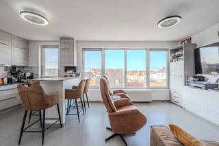 Dit lichtrijk en onderhouden appartement te koop is gelegen op de derde verdieping van de Residentie Schapenstraat te Stene (Oostende). Dit appartement is volledig instapklaar en bovendien geniet u van een rustige doch centrale ligging met het openbaar vervoer en alle voorzieningen op wandelafstand.<br /><br />Indeling:<br />- inkomhal <br />- lichtrijke leefruimte<br />- open keuken voorzien van een keukeneiland, keramisch kookvuur, oven, microgolfoven, vaatwasmachine, koelkast, diepvries en spoeltafel<br />- praktische bergruimte aanpalend aan de keuken met aansluiting voor een wasmachine<br />- badkamer voorzien van een ligbad, badkamermeubel met dubbele lavabo, spiegelkast, toilet en een douche met twee regendouchekoppen<br />- slaapkamer 1 (13 m²) met toegang tot het terras<br />- slaapkamer 2 (10 m²) met toegang tot het terras<br />- terrasje (7 m²) <br />- extra bergruimte langs de inkomhal <br />- afzonderlijk toilet <br /><br />Mogelijkheid tot aankopen van een garagebox in het gebouw!<br /><br />Pluspunten:<br />- nieuwe verwarmingsketel (2023)<br />- positieve elektrische keuring <br />- instapklaar <br />- twee volwaardige slaapkamers <br />- terras <br />- rustige locatie te Stene met alle faciliteiten binnen handbereik<br />- privatieve berging op het gelijkvloers, ideaal voor fietsen<br /><br />Bent u op zoek naar een lichtrijk en instapklaar appartement te koop te Oostende? Contacteer ons voor een bezoek ter plaatse!<br /><br />Bestuursmaatregelen in het maatregelenregister: in aanvraag