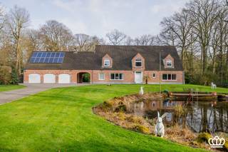 Riante gerenoveerde pastorij woning met ruime inkomhal, leefruimte op parket met open ingerichte keuken, bureel, 4-5 slaapkamers, 3 badkamers,...