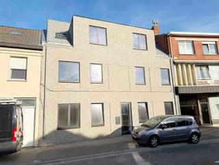 <p><span>ENERGIEZUINIG, KWALITATIEF EN LUMINEUS NIEUWBOUW-GELIJKVLOERSAPPARTEMENT 89M² MET 2 SLAAPKAMERS, TERRAS, TUIN EN AUTOSTAANPLAATS</span></p><p><span>ligging in een kleinschalige residentie nabij centrum met vlotte bereikbaarheid via N17, A12 en N16</span></p><p><span> </span></p><p><span>Inkomhal / wc met handwas / ruime living met eetplaats en super-ingerichte open keuken (totale opp.: 41m²) met toegang tot oost-georiënteerd terras en tuin / berging met was- en stookplaats / 2 slaapkamers (4,7 x 2,7m; 3,7 x 1,7m) / badkamer met wastafel en inloopdouche.</span></p><p><span> </span></p><p><span>Buiten-autostaanplaats op afgesloten parking achter gebouw / gemeenschappelijke fietsenberging.</span></p><p><span> </span></p><p><span>BEN-appartement is voorzien van vloerverwarming (via warmtepomp lucht-water) en 4 zonnepanelen.</span></p><p><span>Appartement zal volledig geschilderd worden en voorzien worden van lichtarmaturen.</span></p><p><span> </span></p><p><span>Lasten: € 30 /maand.</span></p><p><span> </span></p><p><span>EPB in opmaak.</span></p><p><span> </span></p><p><span>Appartement is bewoonbaar door maximaal 3 personen.</span></p><p><span> </span></p>