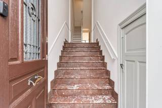 Deze klassieke woning werd in 2022 grondig gerenoveerd met behoud van de authentieke elementen en tegelijkertijd gemoderniseerd naar een hedendaags comfort! Ruimte en licht kenmerken deze geslaagde renovatie! Unieke kans om een instapklare herenwoning aan te kopen op een topligging!<br /><br />De woning bestaat uit 4 lichtrijke niveaus en een zolder.<br />Via de inkomhal heeft u toegang tot het souterrain waar een praktische bergruimte en een technische ruimte voorzien zijn. Op dit niveau en met toegang tot de tuin is een ruime kamer met een badkamer voorzien. Deze ruimte kan dienst doen als bureau, praktijkruimte en/of logeerkamer. Klanten of patiënten kunnen deze ruimte via de inkomhal bereiken en u heeft zelf toegang tot de leefruimte via een interne traphal met een apart toilet.<br /><br />Het woonverdiep bestaat uit een statige inkomhal, een zit- en een eetplaats met een plafondhoogte van 3.8m en een prachtige leefkeuken met zicht op en toegang tot de tuin. Op de verdieping tussen het woonverdiep en het slaapverdiep is een ruime badkamer met een ligbad én een inloopdouche voorzien. Op de eerste verdieping zijn 2 mooie slaapkamers voorzien waarvan de hoofdslaapkamer over een balkon beschikt. Op de tweede verdieping zijn nogmaals 2 slaapkamers voorzien. Hierboven strekt zich een goed geïsoleerde bergzolder.<br /><br />Prima ligging aan de rand van het centrum en met een dubbele rij publieke parkeerplaatsen voor de deur. Nabij het station, winkels, sportfaciliteiten, eet- en drankgelegenheden, ..... alles op wandelafstand!<br /><br />EPC 37kWh(A-label)! Elektriciteit conform! Asbestveilig! Niet-overstromingsgevoelig!<br /><br />Indien u deze leuke woning graag bezoekt dan kan u mij steeds bereiken via arnaut@immojanstas.be of op 0495292080.<br /><br />Bijkomende info (EPC, bodemattest, elektriciteitsattest, enz...) kan U hier downloaden ↓