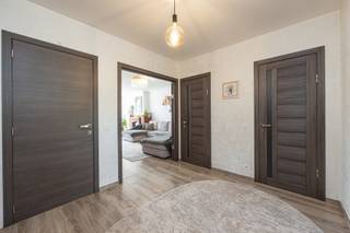 In een rustig en kleinschalig gebouw met slechts drie appartementen vindt u dit verzorgd en gemoderniseerd appartement. Dankzij de praktische...