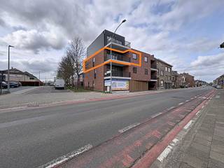 Op een toplocatie in Ninove bevindt zich dit volledig afgewerkte nieuwbouwappartement op de tweede verdieping. Scholen, winkels, openbaar vervoer...