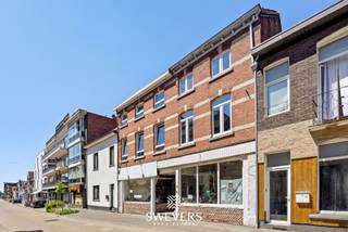 Voor meer info en foto's, surf naar www.swevers.be – In het centrum van Beringen vindt u dit veelzijdige pand met een combinatie van 2 appartementen en 4 handelspanden. Het gebouw dateert van 1979 en biedt tal van mogelijkheden voor wie wonen, werken of investeren wil combineren op één centrale locatie.<br />De ligging is een sterke troef, met scholen op 210 meter, winkels op 150 meter, restaurants op 130 meter, openbaar vervoer op 260 meter en een vlotte aansluiting op de snelweg op 4,2 kilometer. Hierdoor geniet u van een uitstekende bereikbaarheid voor zowel bewoners als klanten. Het gebouw bestaat uit meerdere entiteiten: een handelspand van 31 m², een appartement van 114 m², een appartement met handelspand van 206 m², twee bijkomende handelspanden van respectievelijk 25 m² en 27 m² en een duplex van 43 m². Op het gelijkvloers bevinden zich verschillende handelsruimtes rond een centrale hal, aangevuld met een keuken, toilet en berging. De woongelegenheden beschikken samen over 5 slaapkamers, 2 badkamers en 5 toiletten. De leefruimte heeft een oppervlakte van 21,43 m² en de keuken meet 16,12 m². Op de tweede verdieping bevinden zich drie slaapkamers en een badkamer, ideaal als afzonderlijke slaapverdieping. Verder beschikt het gebouw over een ruime zolderverdieping die extra mogelijkheden biedt als opslag-, hobby- of functionele ruimte, afhankelijk van de technische haalbaarheid en vergunningen. Ook de kelder van 37 m² vormt een praktische meerwaarde voor stockage of technische installaties. Het noordgericht terras vervolledigt het geheel. Dankzij de combinatie van meerdere woon- en handelsentiteiten, de centrale ligging en de vele mogelijkheden vormt dit pand een interessante opportuniteit voor investeerders, projectontwikkelaars en eigenaars met een duidelijke toekomstvisie. Voor meer informatie, bel 011 255 155. Bron bewoonbare oppervlakte: EPC – verslag.