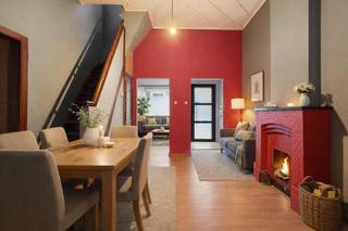 Bent u op zoek naar een renovatieproject met tal van mogelijkheden in hartje Aalst? Dan is deze te renoveren stadswoning precies wat u zoekt!...