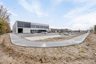 Deze casco kantoorruimte is gelegen op een invalsweg van Veurne met vlotte toegang tot E40, Veurne & de kust. De prachtige zichtlocatie met heel...