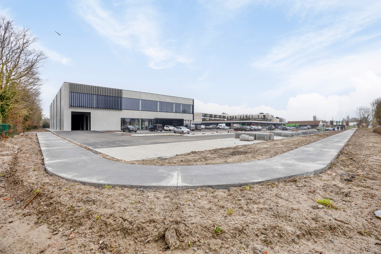 Kantoorruimte te huur op een zichtlocatie aan belangrijke invalswegen te Veurne - foto 1