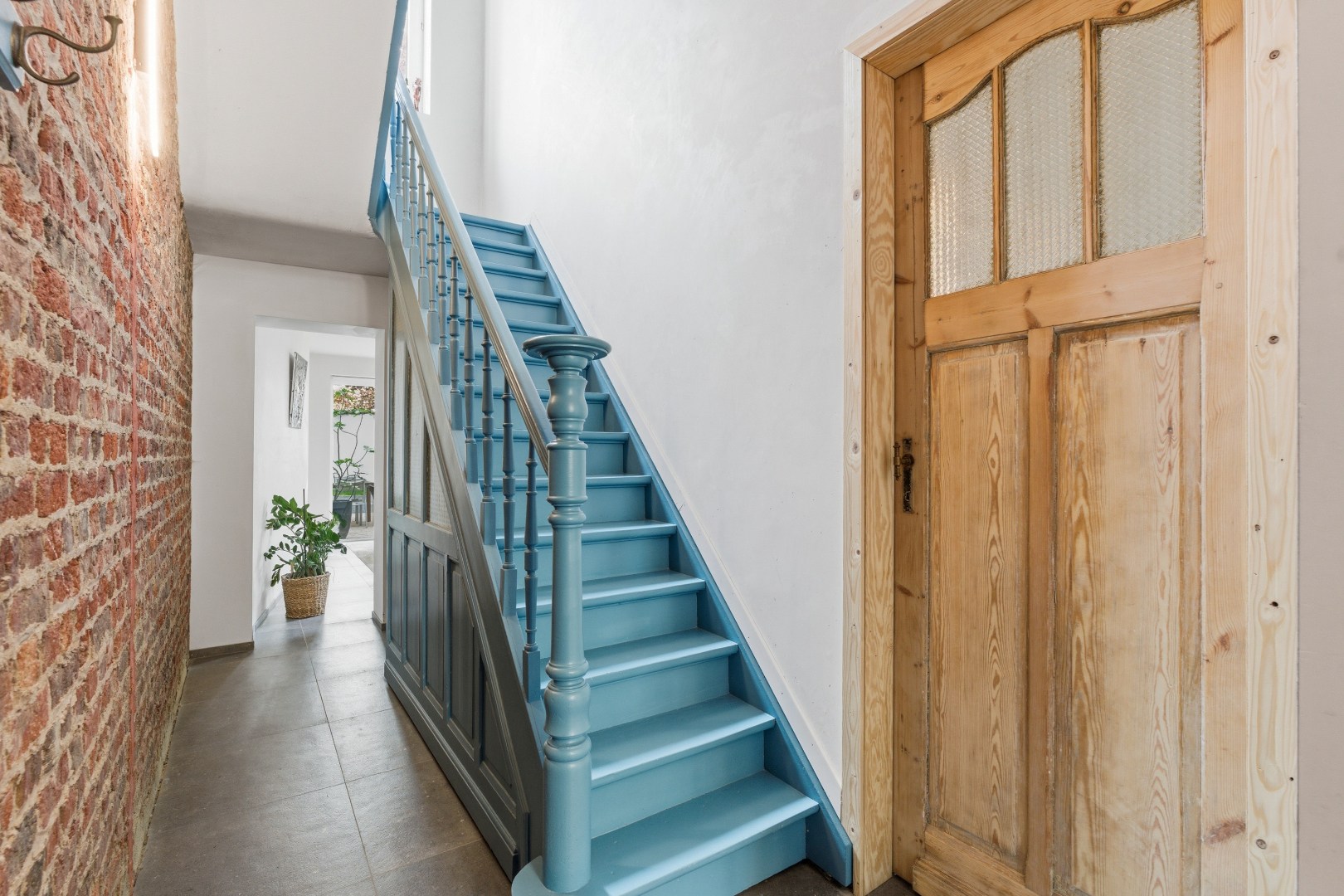Exclusief gerenoveerde herenwoning met 4 slaapkamers, 2 badkamers en een adembenemende stadstuin. - foto 3