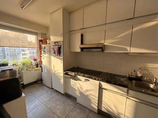 <p><span>Dit uitstekend gelegen appartement in het bruisende centrum van Leuven is gelegen op de 3</span><span><sup>de</sup></span><span> verdieping van een statige residentie. Dit lichtrijke appartement omvat: een inkomhal, een ruime living met aansluitend een volledig ingerichte keuken, een nachthal met ingemaakte vestiairekast, een badkamer met ligbad, wastafelkast en spiegelkast, drie volwaardige slaapkamers met aansluitend terras en een gastentoilet. De huurders van dit appartement kunnen genieten van het prachtige zicht over het Herbert Hooverplein. Tevens zit in de huurprijs van dit ruim appartement een autostaanplaats inbegrepen. €100,00 maandelijkse lasten (individuele tellers worden overgenomen). Beschikbaar vanaf 1 augustus 2026. Domicilie verplicht. Dit ruim appartement is uitermate geschikt voor mensen die centraal wensen te wonen. Voor snelle beslissers.</span></p>