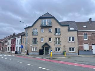 <p><strong>Bezoek na afspraak met IMMOBOSS per e-mail: ronse@immoboss.be</strong><br /><br />Op een boogscheut van de stadskern kan u deze kleinschalige residentie terugvinden. Het appartement bevindt zich op het derde verdiep (geen lift aanwezig) en is als volgt ingedeeld: lichtrijke woonkamer, balkon met uitzicht, keuken, badkamer, slaapkamer en een praktische berging. Aparte tellers EW, verwarming op accumulatie, EPC-label: D en maandelijkse onkost: 25 EUR (verbruik en onderhoud van de gemene delen, met afrekening). Beschikbaar vanaf 15/09/2026.<br /><br /><strong>Bezoek na afspraak met IMMOBOSS per e-mail: ronse@immoboss.be</strong></p>