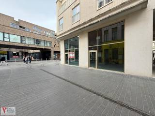 Subliem gelegen hoekhandelspand met volumineus winkeloppervlakte (199m²).<br />Residentie Rialto is gelegen in de bruisende stadskern van Oostende. Het vele lichtinval is mede te danken aan de bijzonder grote glaspartijen en de vrije plafondhoogte van 5m45. De gevel meet 50 meter die zich vertaald in een boeiende etalageruimte. Daarbovenop is er nog een kelder van 82,08m² met rechtstreekse toegang vanuit het handelsgelijkvloers.<br /><br />Casco oplevering waardoor de inrichting naar eigen believen kan worden ingevuld. Er zijn meerdere handelsdoeleinden mogelijk (ook horeca). De hoge plafonds, grote glaspartijen en bijzondere oppervlakte geven een onevenaarbaar ruimtegevoel en werkelijk winkel-/horecabelevenis.<br /><br />Extra troeven:<br />- gunstige energiescore en E-peil;<br />- opsplitsing mogelijk naar 2 units;<br />- terraszones kunnen voorzien worden (mits aanvraag bij Stad Oostende);<br />- onmiddellijk vrij;<br />- meerdere handelsbestemmingen mogelijk.<br /><br />Locatie is alles! Dit pand dankt zijn commerciële ligging door de aanpalende trendy shopping- en horecastraten (Adolf Buylstraat, Langestraat, Madridstraat en Hertstraat). <br />Door de strategische ligging nabij zeedijk, casino en winkelstraten is zowel dag- als avonduitbating mogelijk. Deze buurt is in volle ontwikkeling (nieuwbouwappartementen, assistentieflats, lokale handelaars met een nieuwe zaak... Bent U de volgende?<br /><br />Ideaal geschikt voor een ondernemer die zijn business naar een hoger niveau wil tillen in een moderne residentie.<br />Opgesplitste verhuur ook mogelijk -> informatie te verkrijgen kantoor.<br />Voorwaarden bespreekbaar.<br /><br /><em>De huurprijs valt onder het BTW-regime.</em>