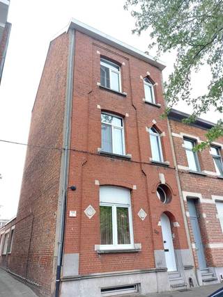 Huis te koop met 7 ruime slaapkamers, 2 bureaukamers, 1 zeer grote ruime keuken, 2 livings, 2 badkamers, terras, een kelder, ruime hoge zolder en...