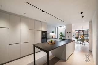 Maison neuve de qualité, idéalement située, avec une finition élégante au centre de Waregem ! (sous droits d’enregistrement)Agencement : hall...