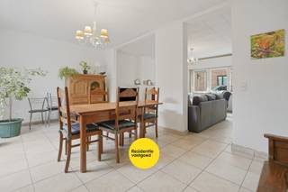 Op een absolute topligging in het centrum van Diksmuide, pal aan het stadspark en op wandelafstand van de Grote Markt, bevindt zich deze instapklare woning. Hier geniet u van een rustige omgeving, terwijl winkels, horeca, scholen en openbaar vervoer zich op enkele stappen bevinden.<br /><br />De woning beschikt over een lichtrijke leefruimte met aansluitend een ingerichte functionele keuken en een praktische berging die extra opbergruimte biedt.<br /><br />Momenteel zijn er 2 volwaardige slaapkamers aanwezig, met de mogelijkheid om eenvoudig een derde slaapkamer te creëren – ideaal voor een gezin, thuiswerk of hobbyruimte.<br /><br />De badkamer is uitgerust met een dubbele lavabo, douche en beschikt over alle nodige voorzieningen.<br /><br />De woning beschikt over een gezellige koer én een aangenaam dakterras waar u in alle rust kan genieten van de buitenlucht.<br /><br />Dankzij de centrale ligging, de instapklare staat, de buitenruimtes en de uitbreidingsmogelijkheden is dit een ideale eigendom voor zowel eigen bewoning als investering.<br /><br />Ramen vernieuwd in 2024!<br /><br />Interesse? Maak dan nu je afspraak voor een bezoek ter plaatse<br /><br />De vermelde prijs is een richtprijs, elk bod wordt voorgelegd aan de eigenaar die zich het recht voorbehoudt om dit te aanvaarden of te weigeren.<br /><br />Neem voorsprong met een vrijblijvende en gratis schatting van uw eigendom via:<br />http://www.residentievastgoed.be/gratisonlineschatten<br /><br />EPC: 413 kWh/m² (Ref. NI22979)